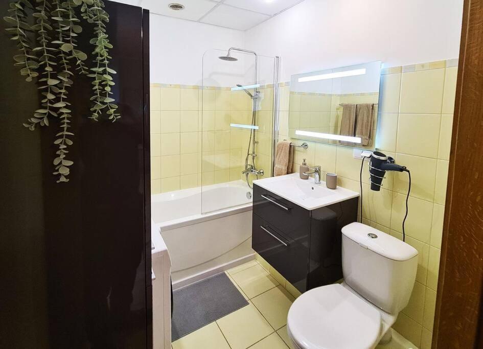 Stylish Apartment With Parking & Spacious Balcony Riga Exteriér fotografie